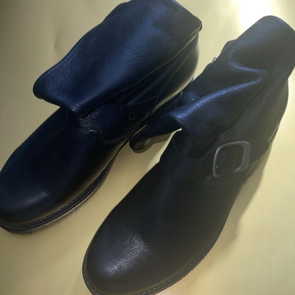 Frye - Picture 6 of 15